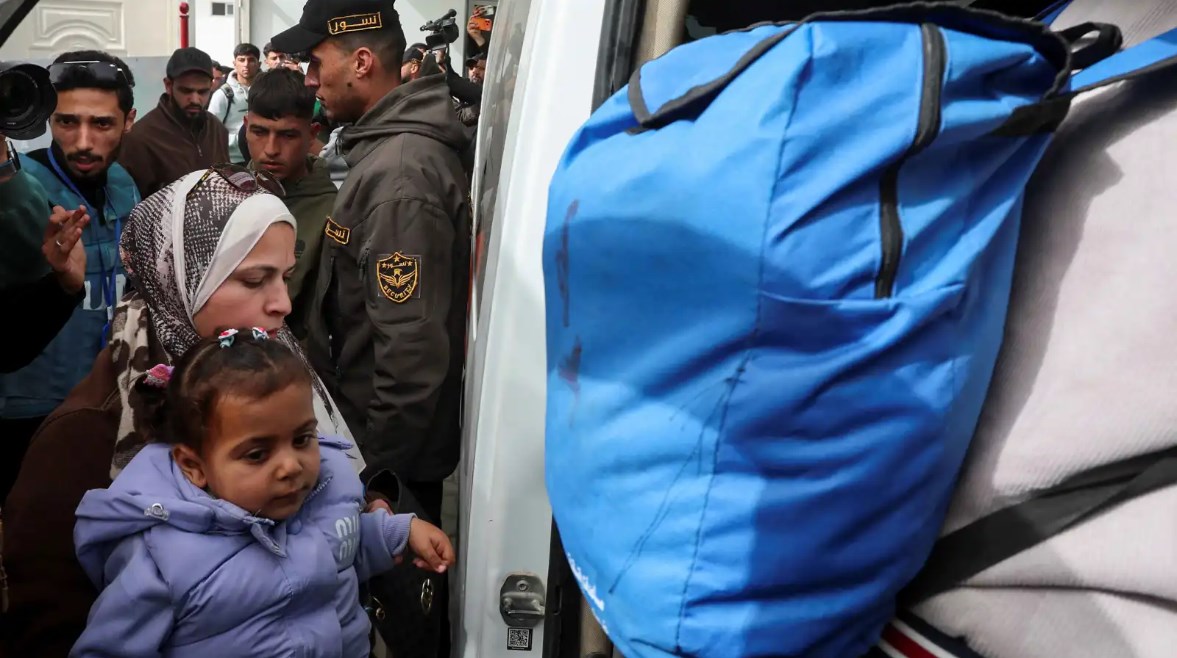 وصول حافلة تقل 12 فلسطينيًا إلى غزة عائدين من مصر عبر معبر رفح