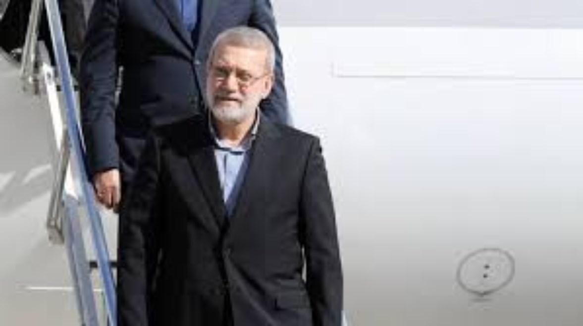 علي لاريجاني أمين المجلس الأعلي للأمن القومي الإيراني يصل مسقط لبحث المحادثات النووية بين إيران وواشنطن