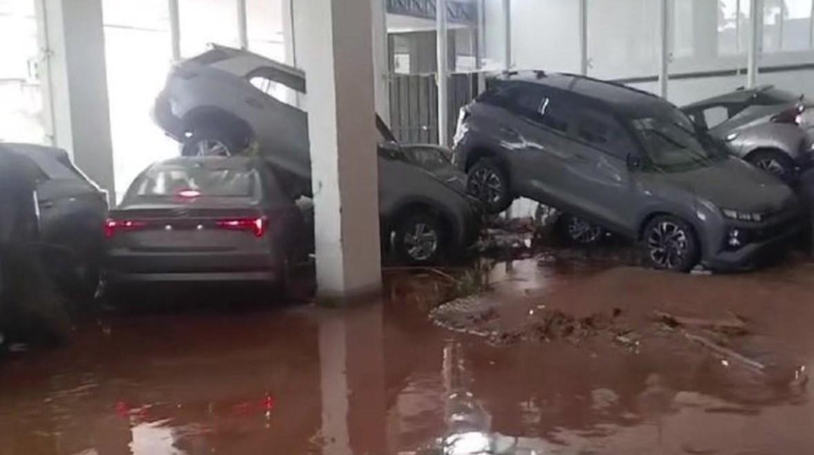 فيضانات عارمة تضرب مدينة جويز دي فورا بولاية ميناس جيرايس بالبرازيل ونقتل 14 شخص وتعلق الحياة العامة