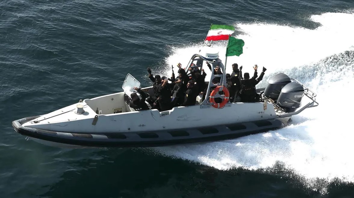 زورق تابع للبحرية الإيرانية - أرشيفية