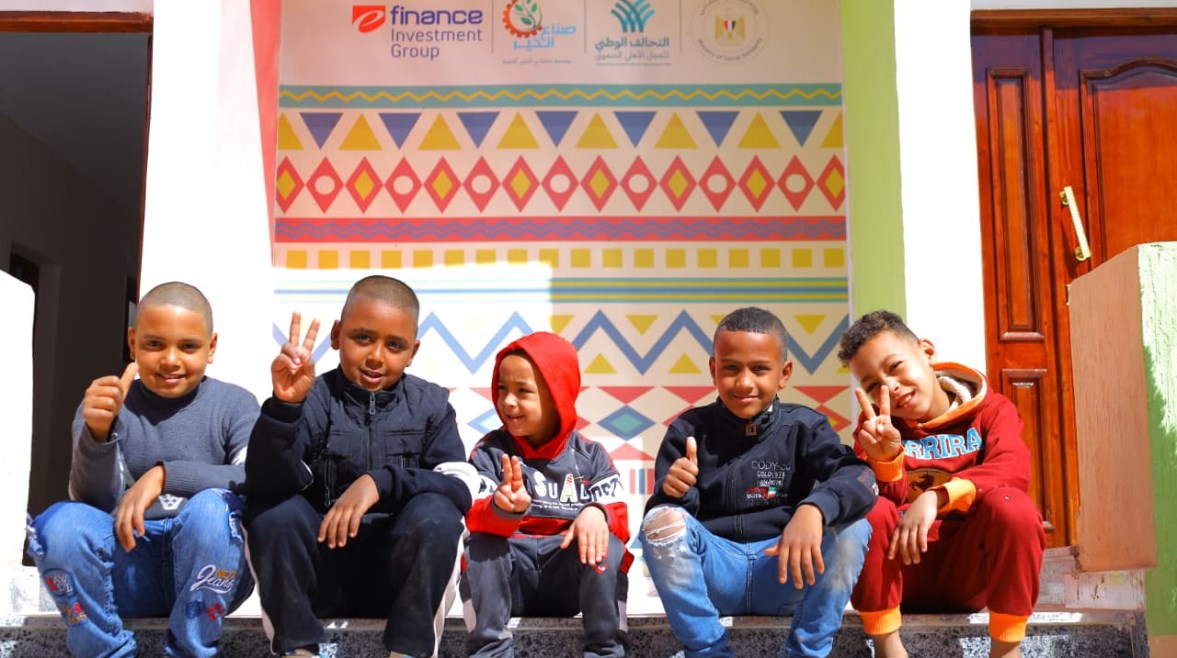 أطفال أمام منزل بعد تأهيله