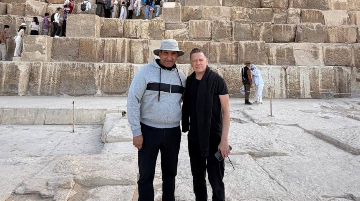 الفنان العالمي براين آدمز يزور أهرامات الجيزة 