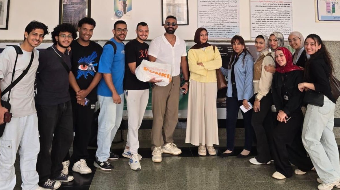 طلاب إعلام من قسم العلاقات العامة والإعلام بأكاديمية الشروق