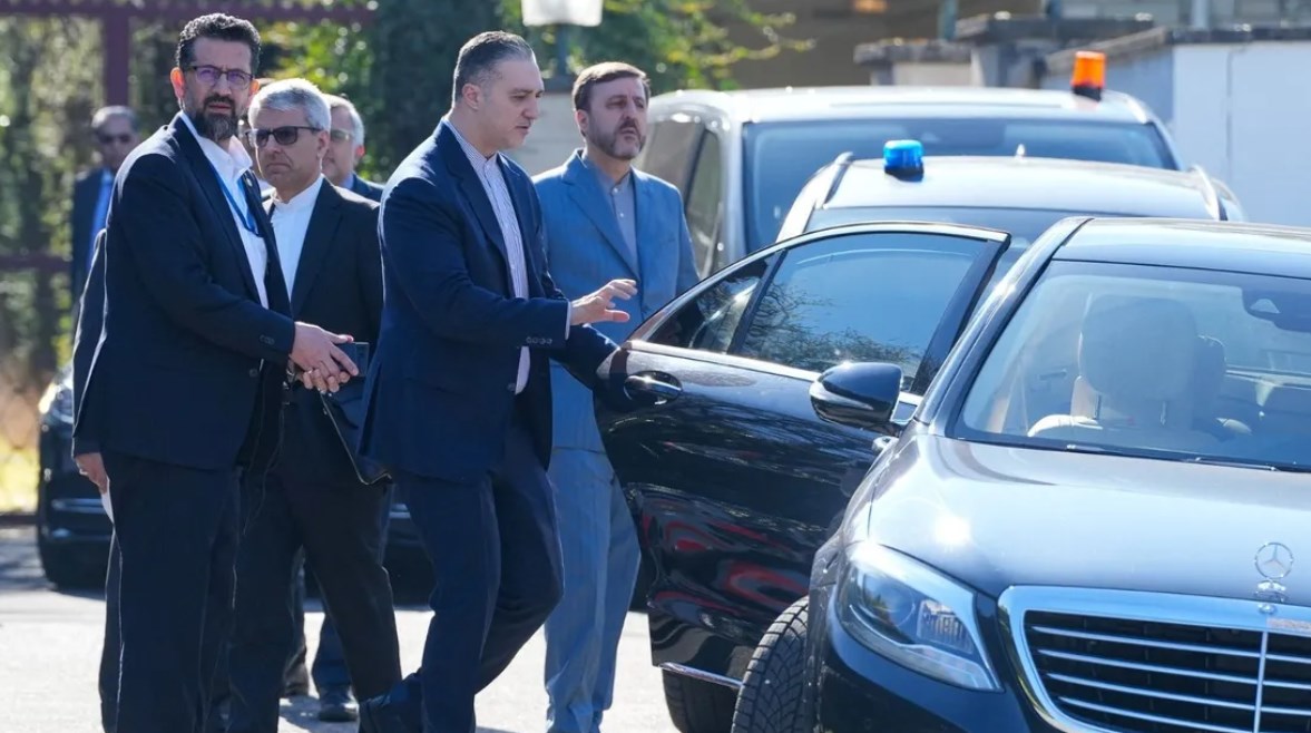 وفد إيران يغادر إلى موقع المحادثات 