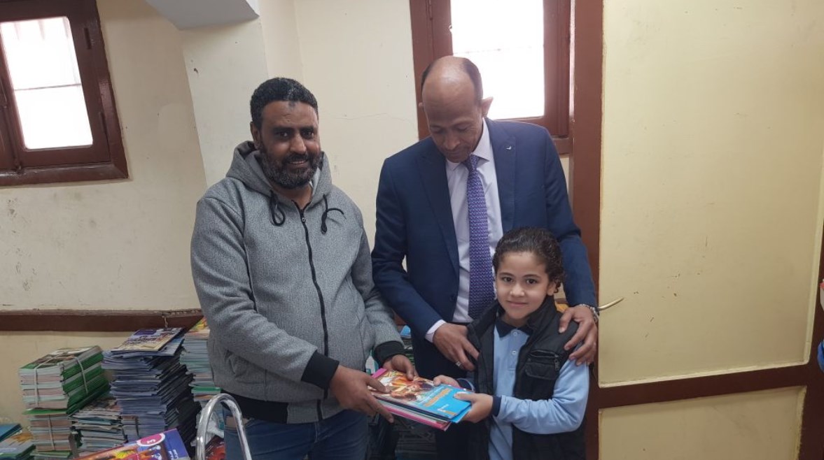 تسليم الكتب للمراحل الابتدائية بالأقصر