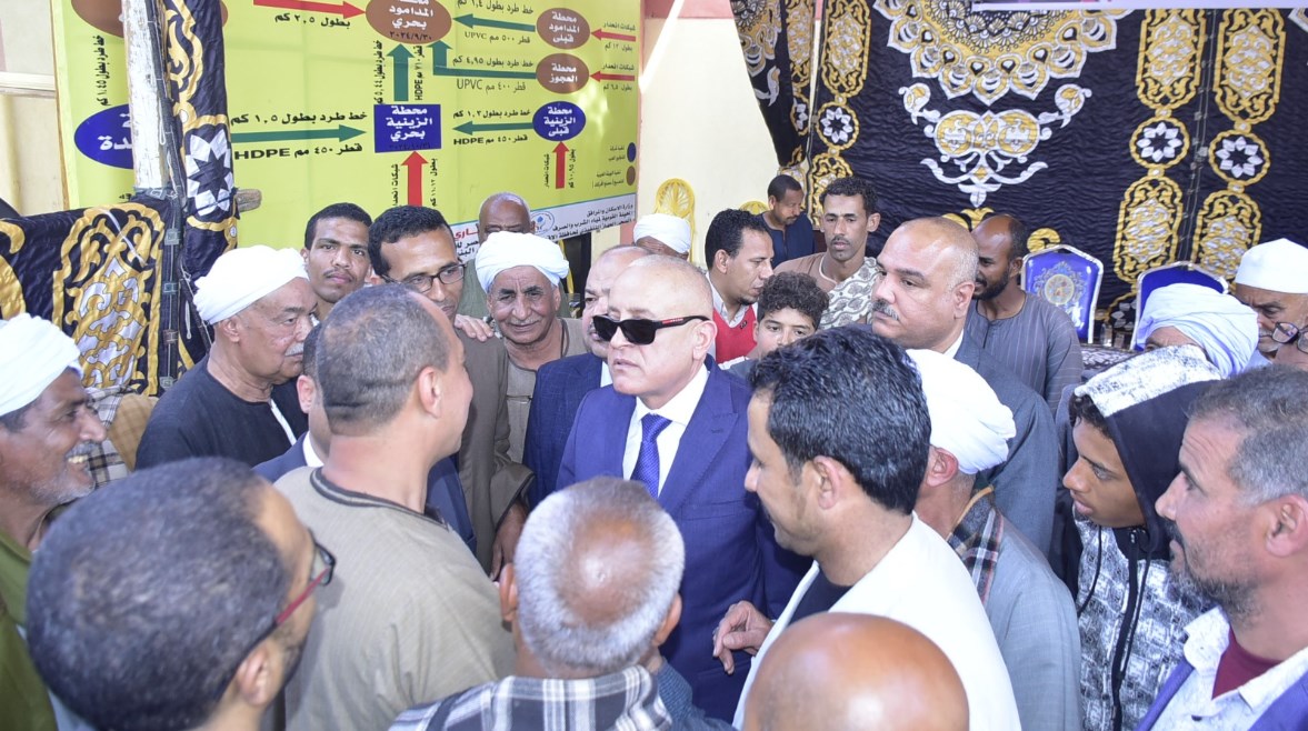 محافظ الأقصر يستمع للمواطنين