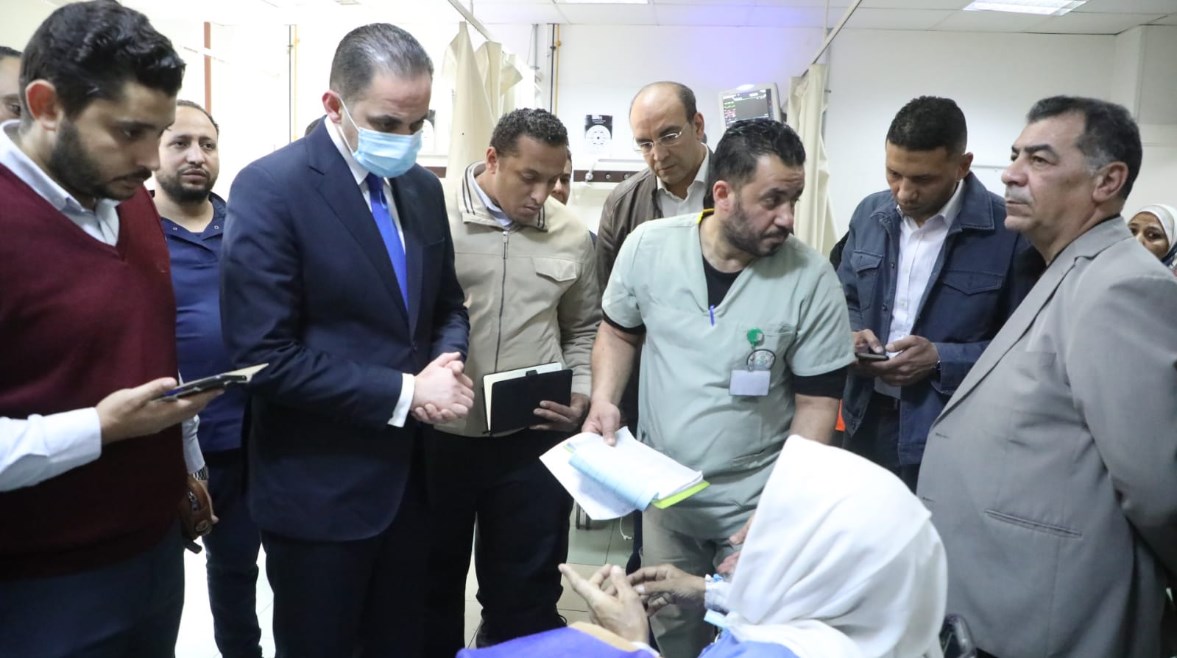 نائب وزير الصحة والسكان، الدكتور محمد الطيب خلال زيارته لمستشفى عين شمس العام