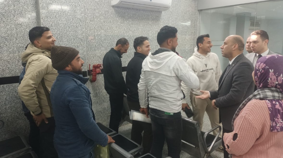 وزير العمل خلال تفقده وحدة خدمات العمالة المصرية 
