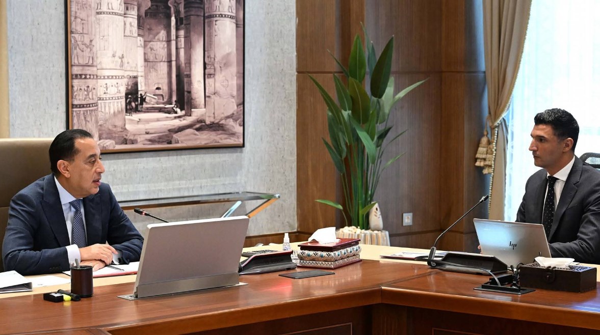 جانب من اجتماع رئيس الوزراء ووزير الصناعة