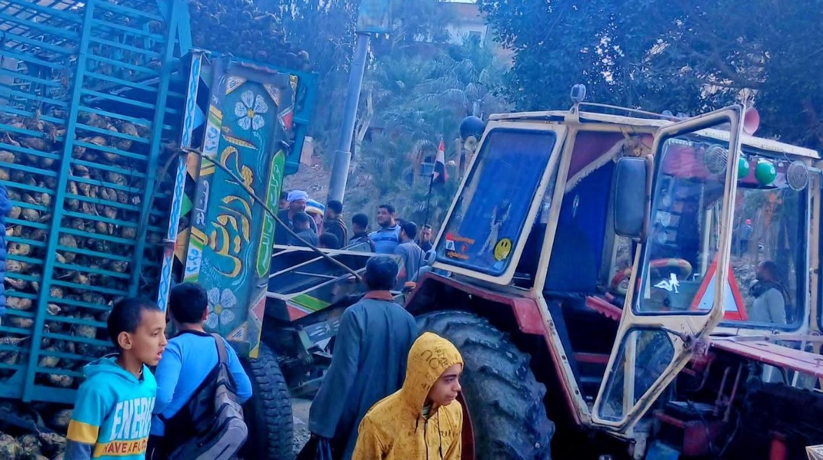 مقطورة الجرار الزراعي بعد انقلابها