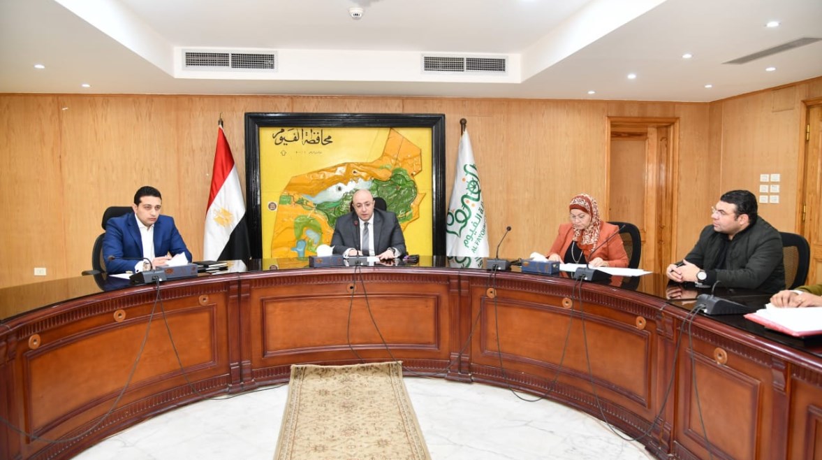 محافظ الفيوم خلال الاجتماع