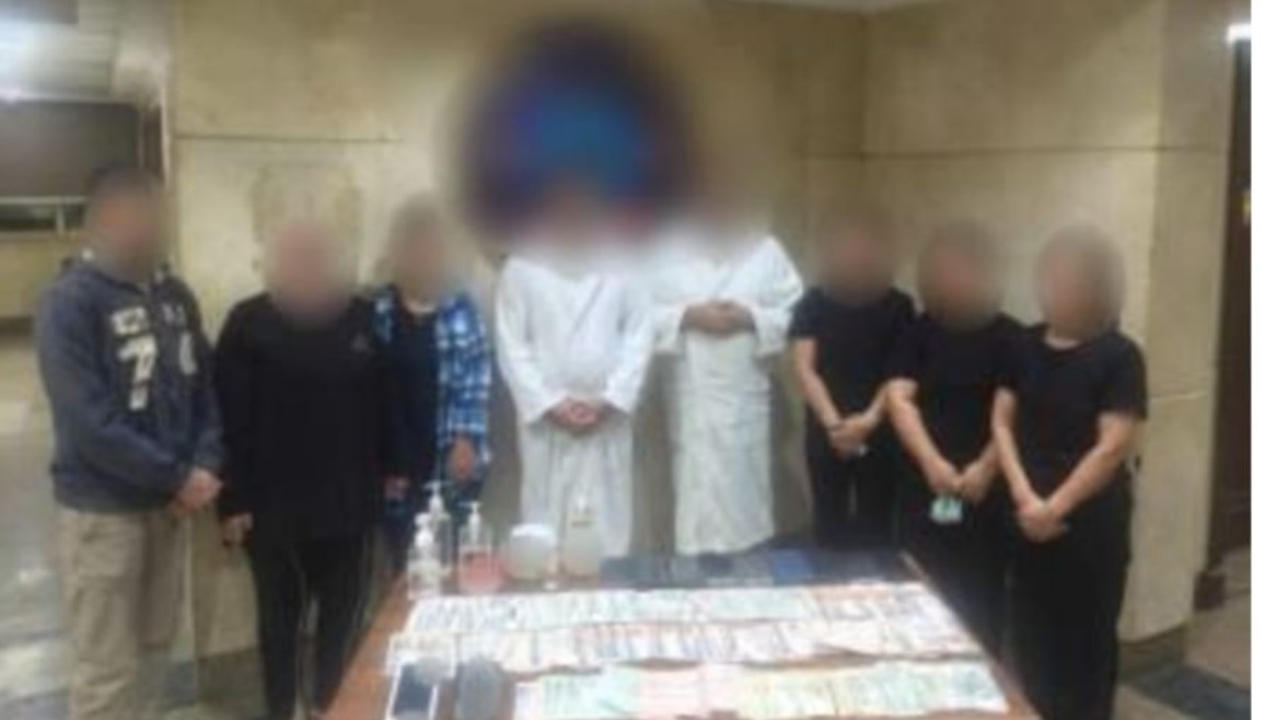 المتهمون بعد ضبطهم 