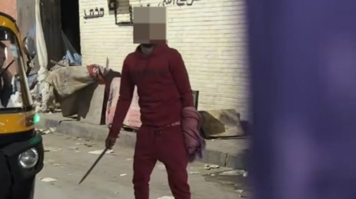 لقطة من فيديو التلويح بسلاح أبيض في الجيزة 