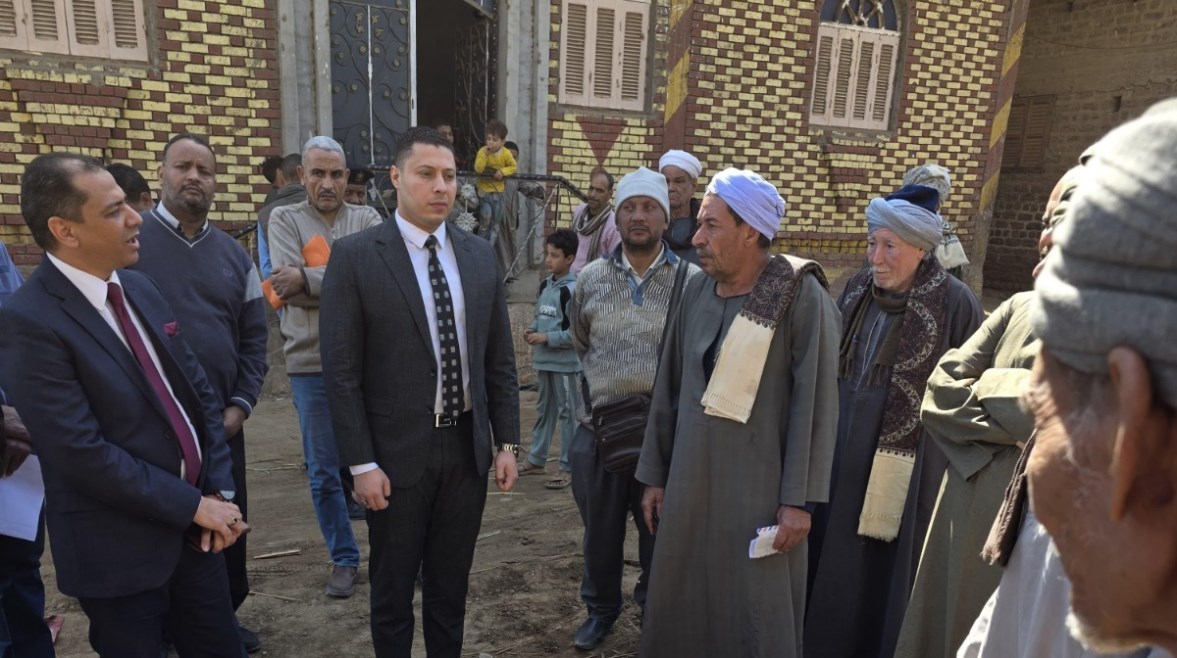 فريق النيابة الإدارية في معاينة عقاار المناصرة المنهار 