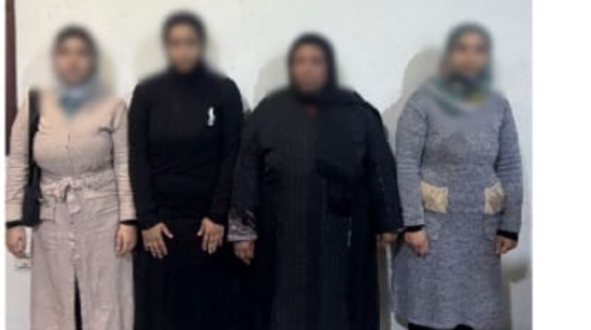 المتهمات بعد ضبطهم 