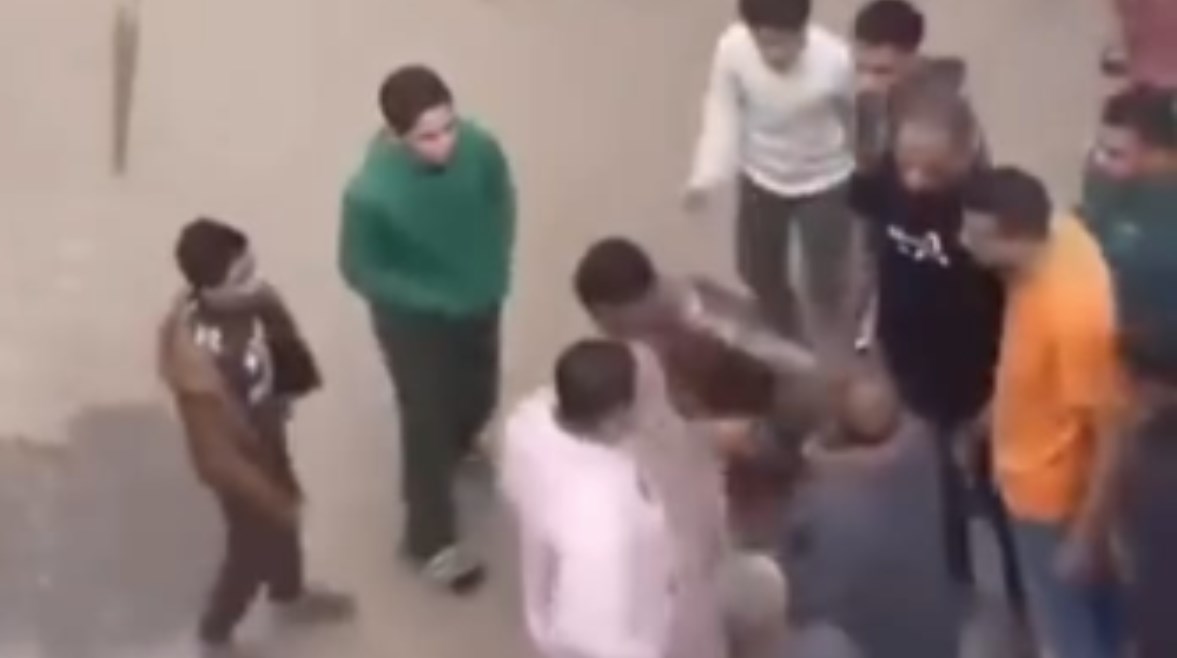 إجبار شاب على ارتداء ملابس نسائية  