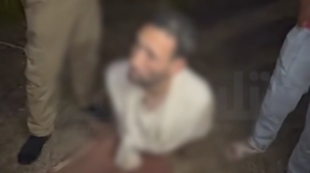 المتهم أثناء ضبطه 