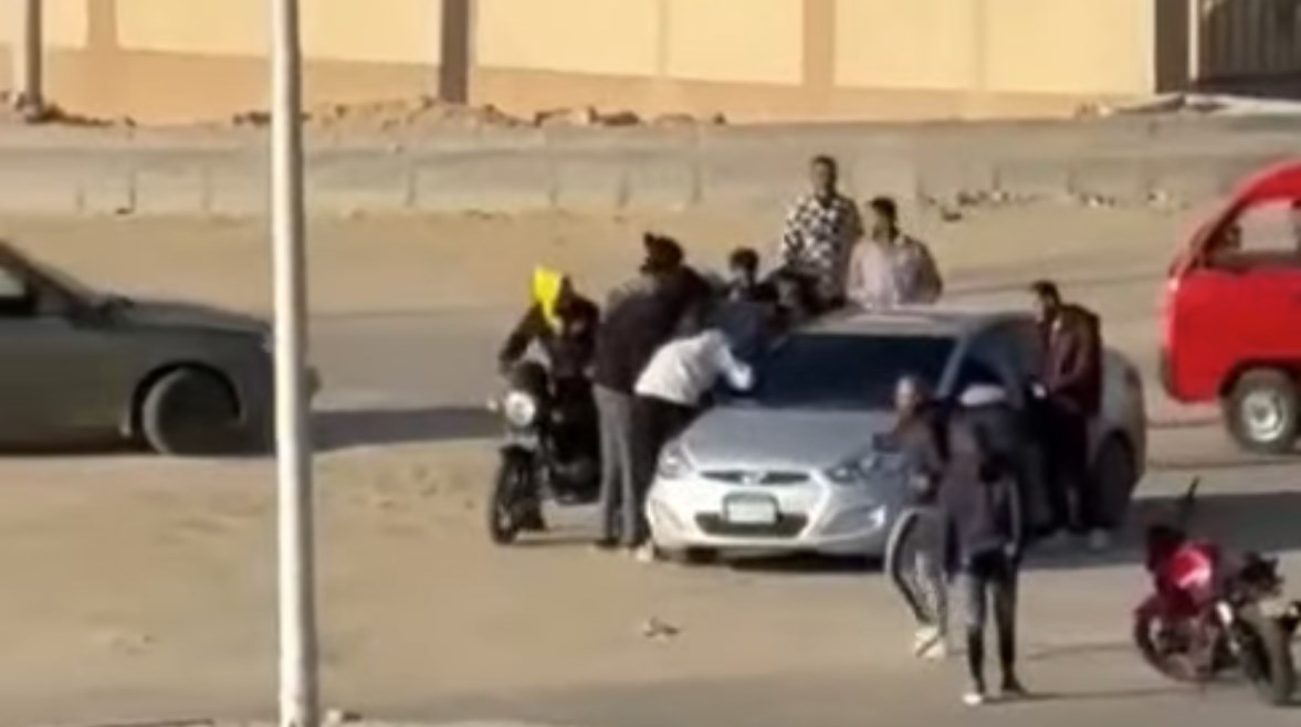 لقطة من فيديو دولاب المخدرات المتنقل بالعبور 