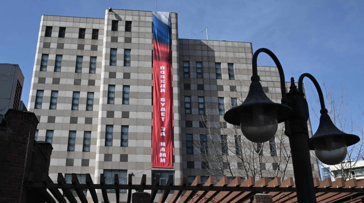 لافتة كُتب عليها "النصر سيكون لنا" على جدار السفارة الروسية في سيول