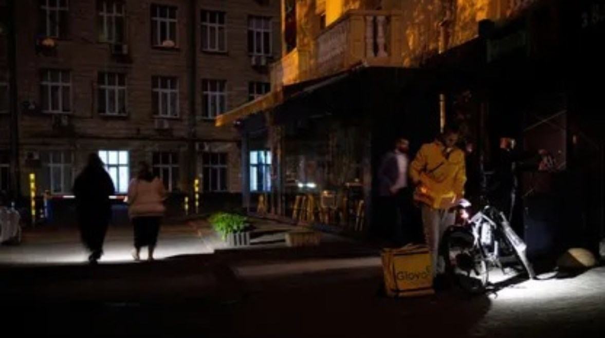 انقطاع الكهرباء في مساحات واسعة من أوكرانيا بعد ضربات روسية مكثفة