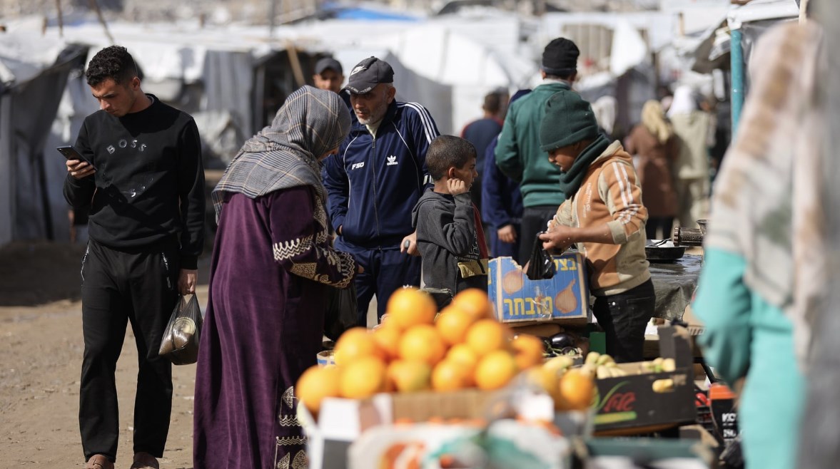 غزاويون في سوق محلي بالقطاع