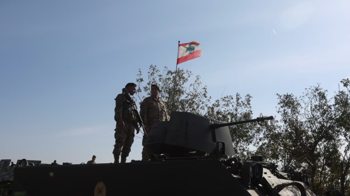 جنديان من الجيش اللبناني يقفان على متن آلية عسكرية في جنوب لبنان قرب الحدود مع إسرائيل
