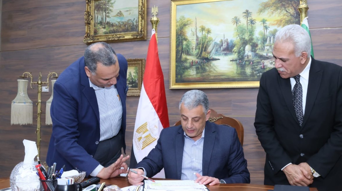 محافظ الإسماعيلية يعتمد نتيجة الفصل الدراسي الأول للشهادة الإعدادية بنسبة نجاح ٨٠.٢٥ ٪