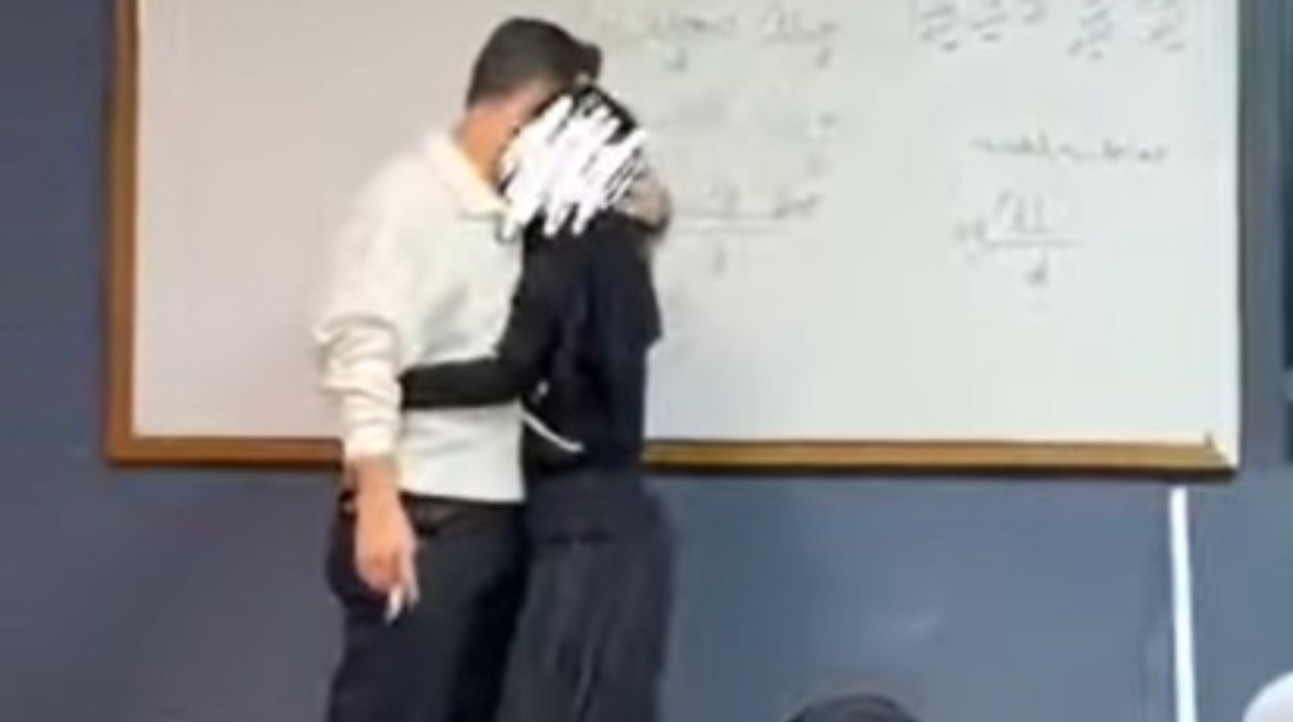 مدرس يحتضن طالبة أمام زميلاتها