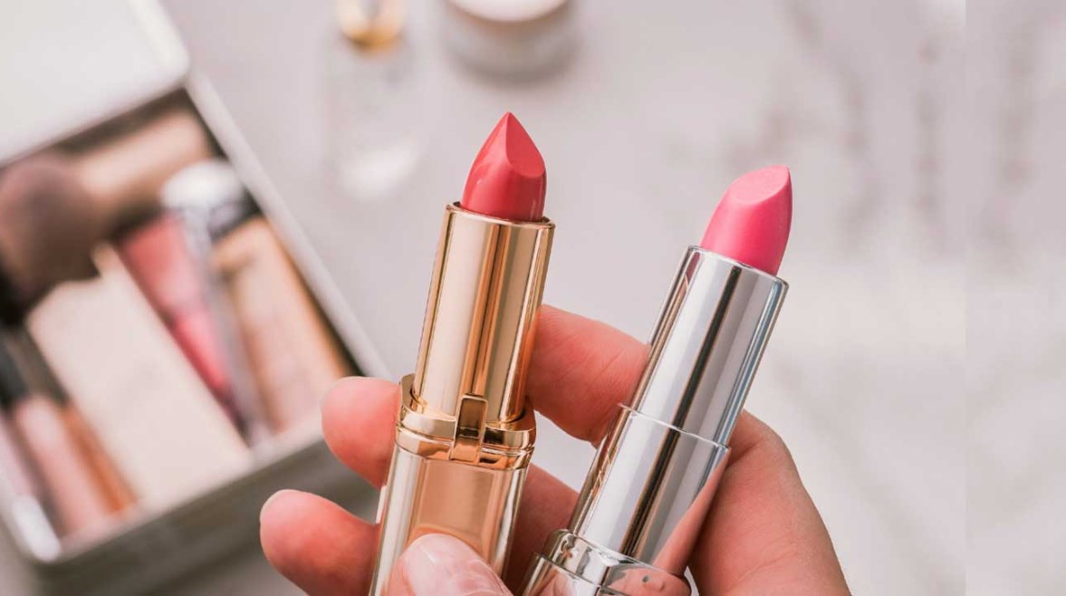 هل وضع أحمر الشفاه أثناء الصيام يفطر؟
