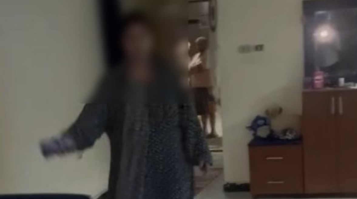 سيدة تبحث عن زوجها داخل شقة زوجته الجديدة 