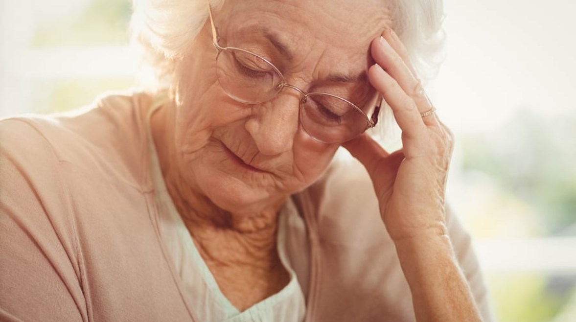 سيدة مصابة بألزهايمر 