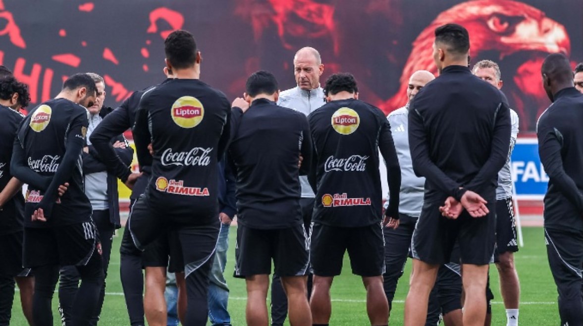 توروب مع لاعبي الأهلي 