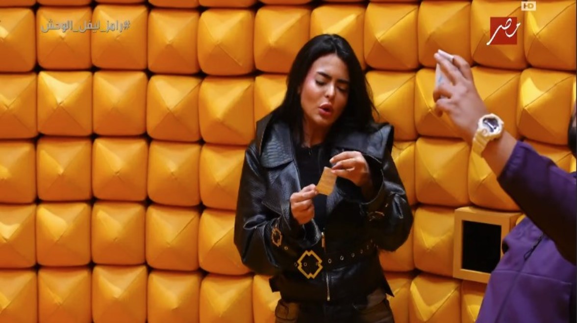 الفنانة أسماء جلال 