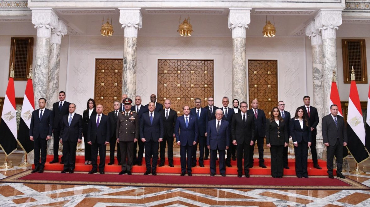 الرئيس برفقة الوزراء الجديد بعد أداء اليمين