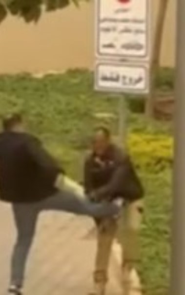 لقطة من فيديو الاعتداء على فرد أمن بالتجمع الخامس