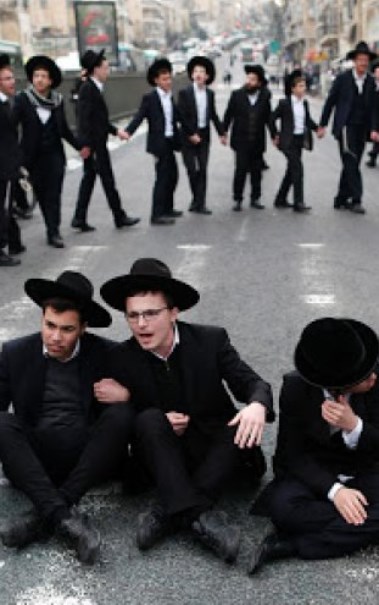 يهود في إحدى المدن الأوروبية 