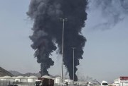 تصاعد الدخان من اتجاه منشأة طاقة رئيسية في إمارة الفجيرة في الإمارات العربية المتحدة