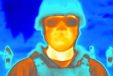 جندي أمريكي يظهر كشبح بعد ارتدائه العباءة