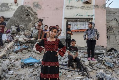 فتاة فلسطينية وسط الأنقاض