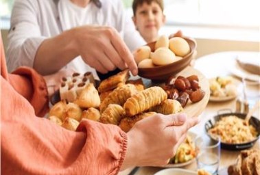 تناول الحلويات في العيد