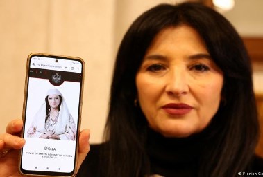 الممثلة الألبانيا أنيلا بيشا