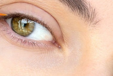 سيروم الرموش- تعبيرية