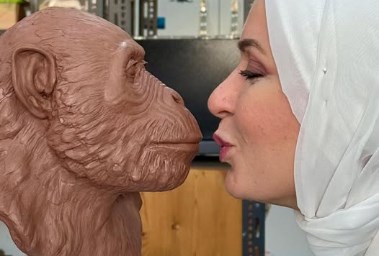 العالمة شروق الأشقر ومجسم قرد المصريبيثيكوس