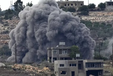 إسرائيل تقصف ضاحية بيروت الجنوبية وعمليات اعتقال واسعة لعناصر في حزب الله