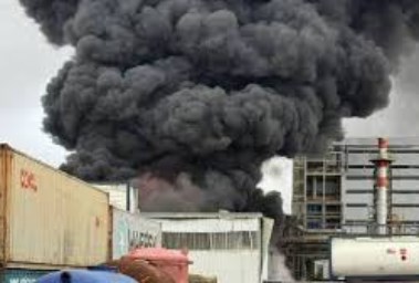 السلطات الإسرائيلية تأمر السكان بالإخلاء الفوري والإبتعاد عن  المنشأة بعد إستهداف منطقة الصناعات الكمياوية في بئر سبع