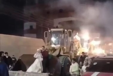 صورة العرسان علي اللودر أثناء الزفاف 