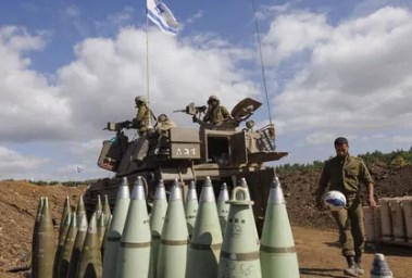 مركبة عسكرية مسلحة داخل إحدى قواعد المدفعية التابعة للجيش الإسرائيلي