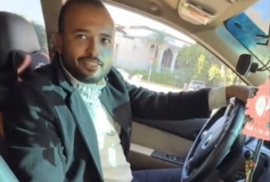 سائق ينقل مرضى الأورام بالمجان