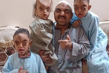 سخرية وانتقاد لصور أب بعد نشره صور مع ابنائه