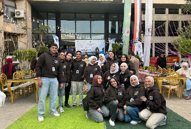 طلاب الفرقة الرابعة بقسم الإعلان في كلية الإعلام بجامعة القاهرة